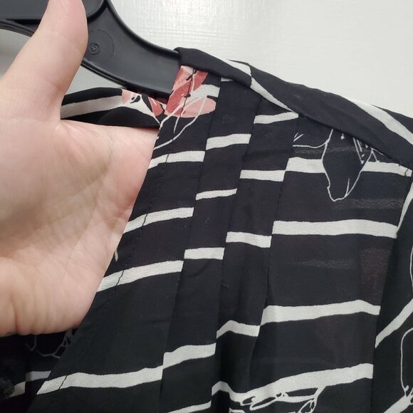 Apt. 9 Women's Black‎ White Stripe Floral Short Sleeve Pleated Wrap Top Size L - Picture 4 of 7